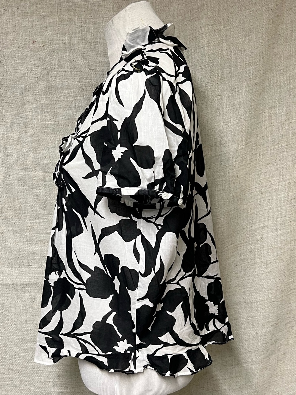 Black & White Floral Ruffle Short-Sleeve Blouse - Picture 2 of 5